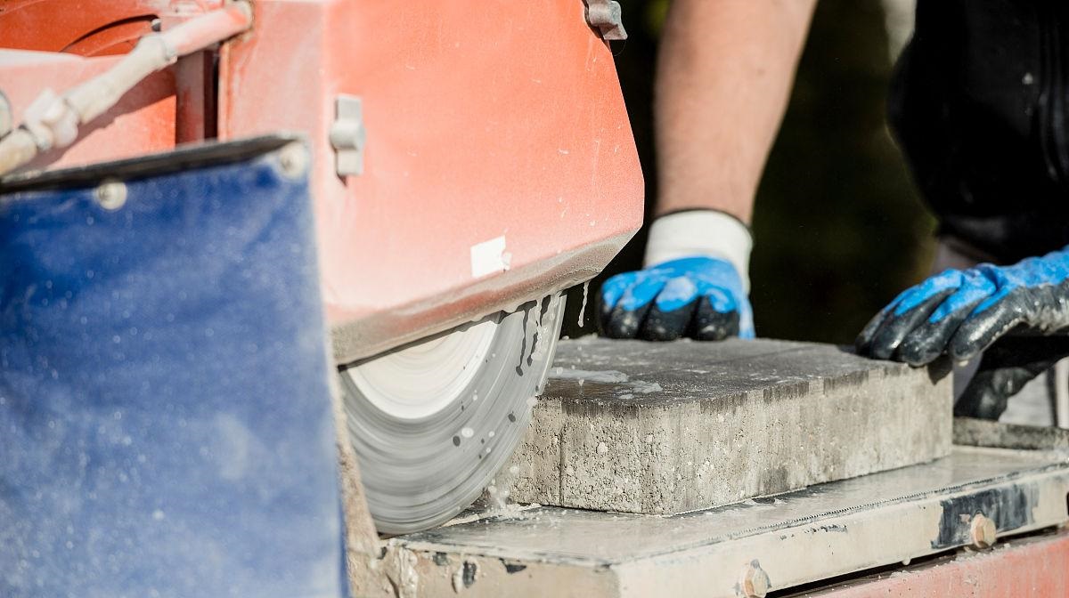 cortar a pedra do pavimento usando uma lâmina de serra para concreto