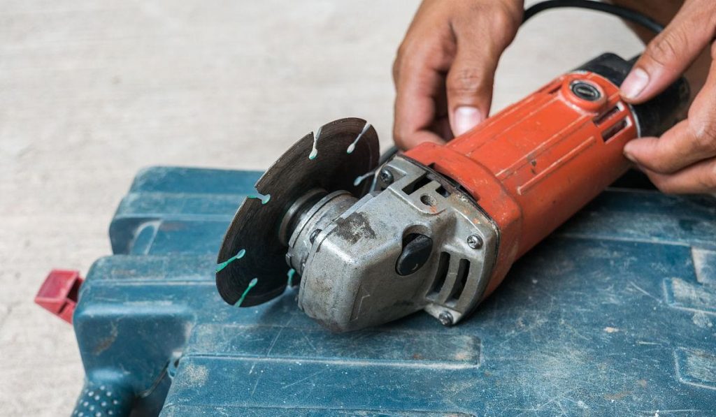 How to Handle and Install Diamond Saw Blades Safely