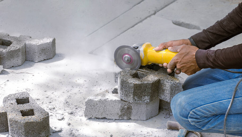 Beton mit einem Winkelschleifer schneiden